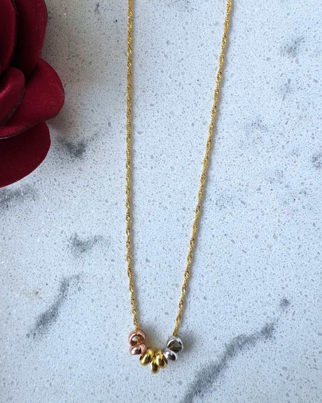 Collier hebdomadaire tricolore en or 10 carats