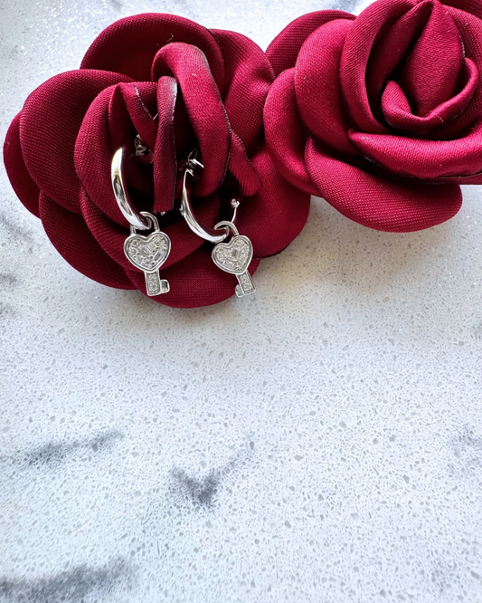 Huggie en argent 925 avec pendentif clé suspendue en rhodium