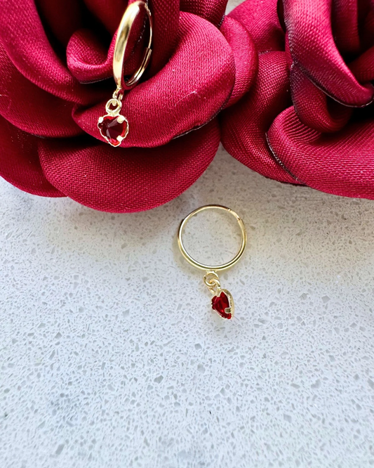 Boucle d'oreille avec breloque en forme de cœur enchanté en zircone, OR 10 carats