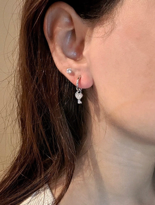 Huggie en argent 925 avec pendentif clé suspendue en rhodium 