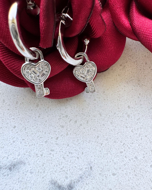 Huggie Plata .925 con Rodio y Dije de Llave Colgante