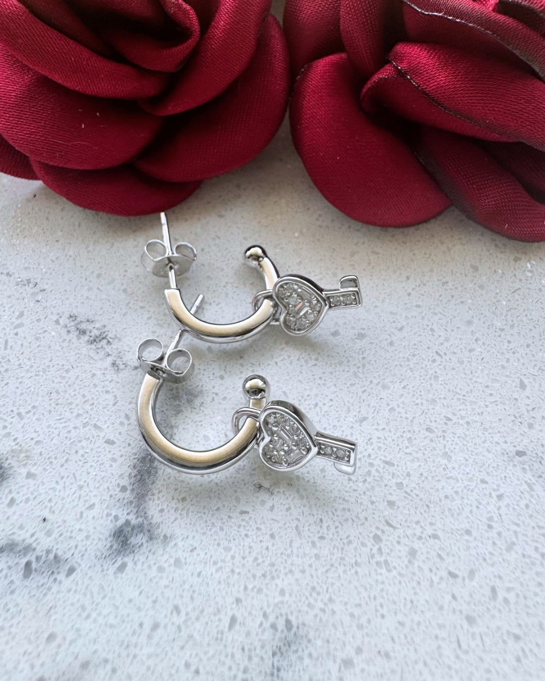 Huggie Plata .925 con Rodio y Dije de Llave Colgante