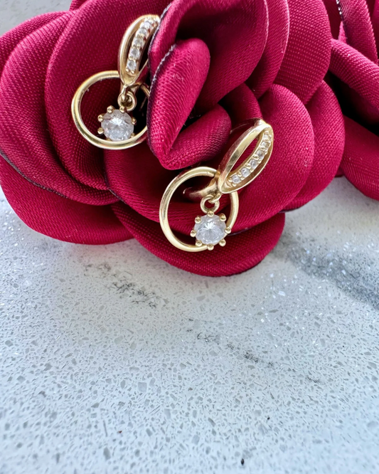 Arracada con dije y circonias, ORO 14K