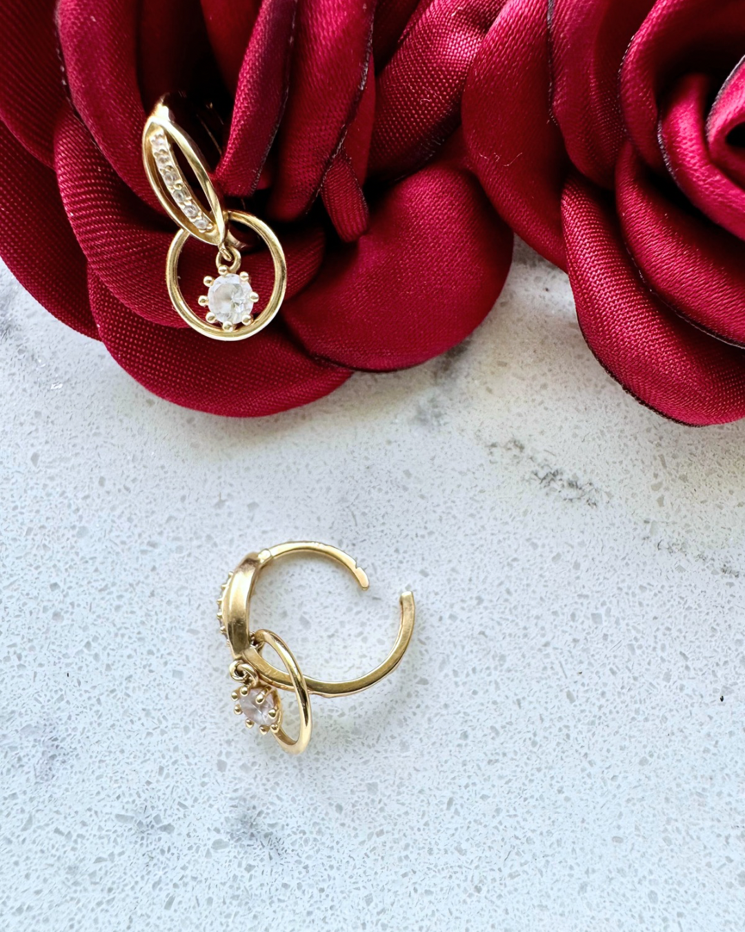 Arracada con dije y circonias, ORO 14K