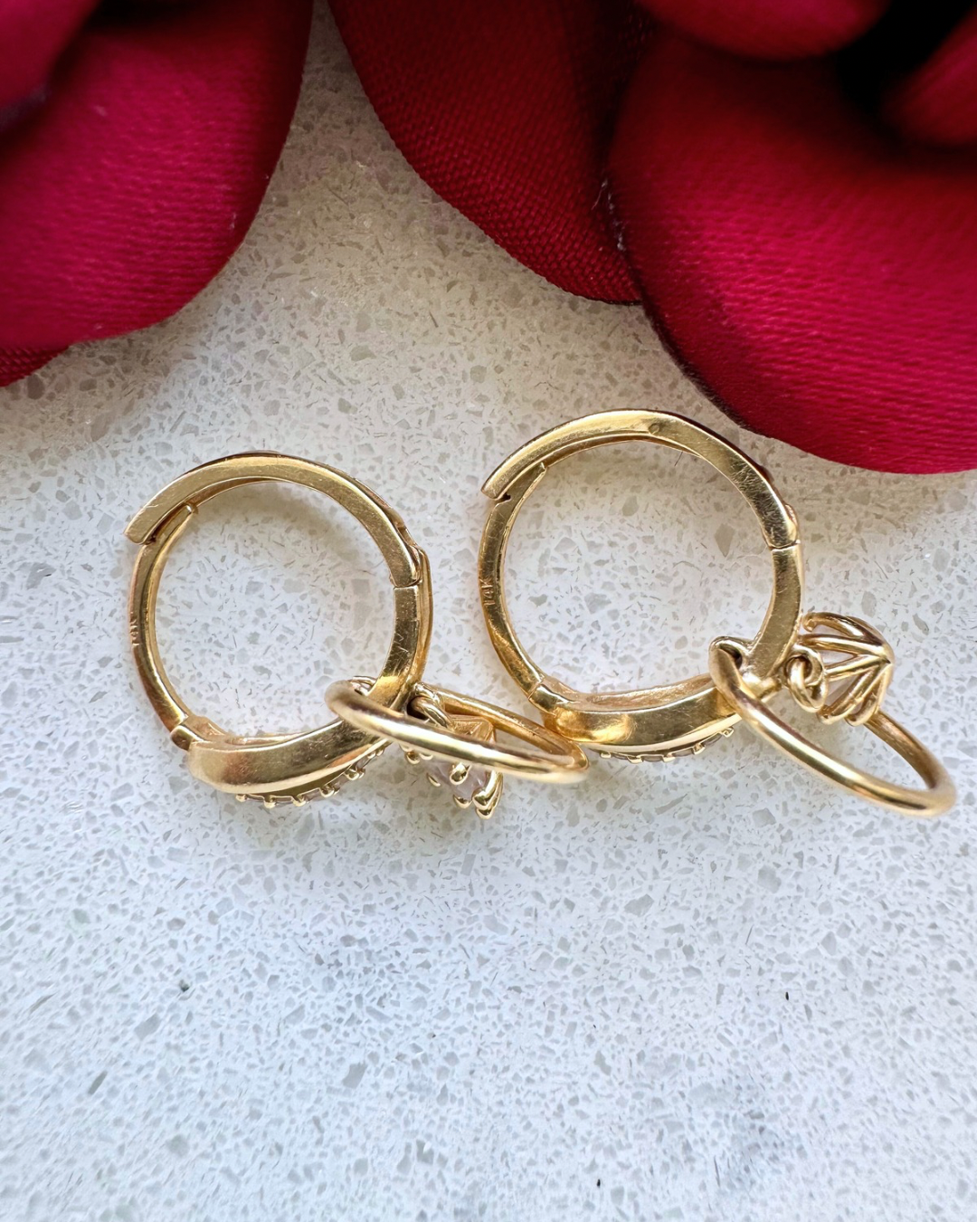 Arracada con dije y circonias, ORO 14K